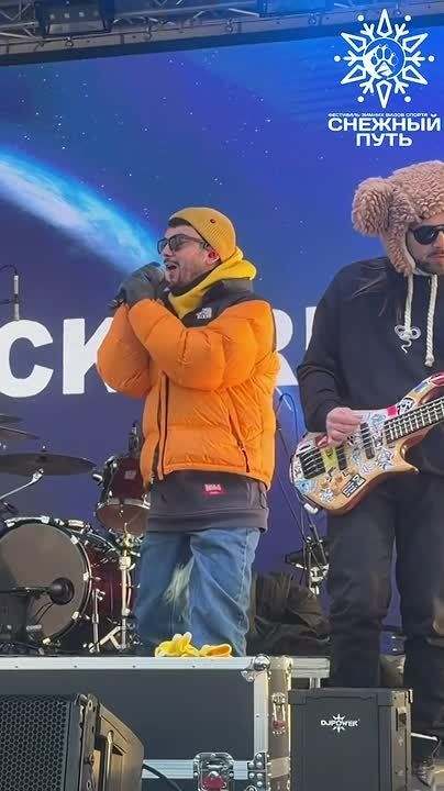 На главной сцене фестиваля - наши гости, отечественная группа «Рок Привет»