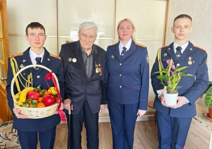 Следователи следственного управления СК России по Камчатскому краю и кадеты почтили ветерана Великой Отечественной войны в преддверии Дня защитника Отечества