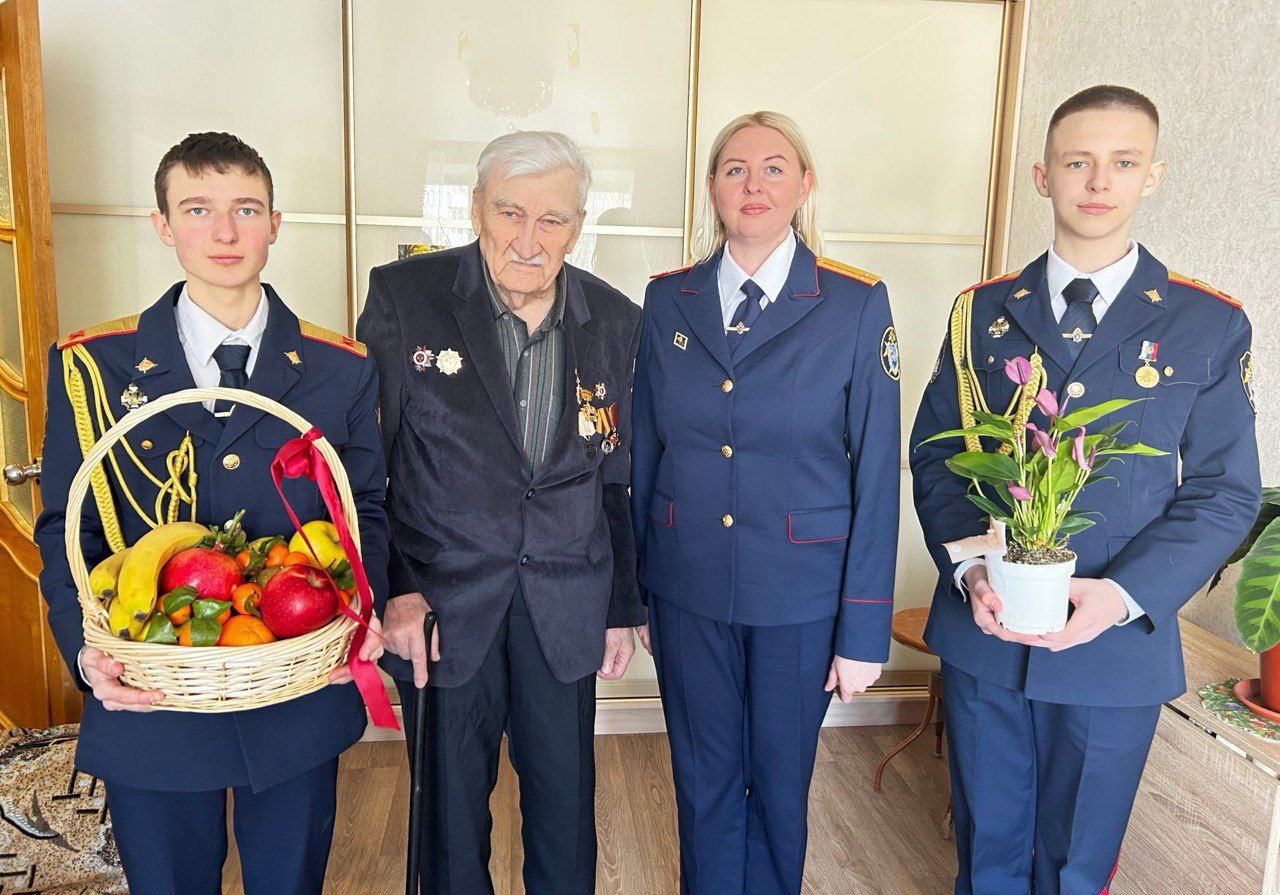 Следователи следственного управления СК России по Камчатскому краю и кадеты почтили ветерана Великой Отечественной войны в преддверии Дня защитника Отечества