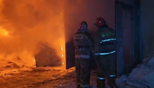 Раздавались взрывы: пожарные спасли от огня 15 гаражей