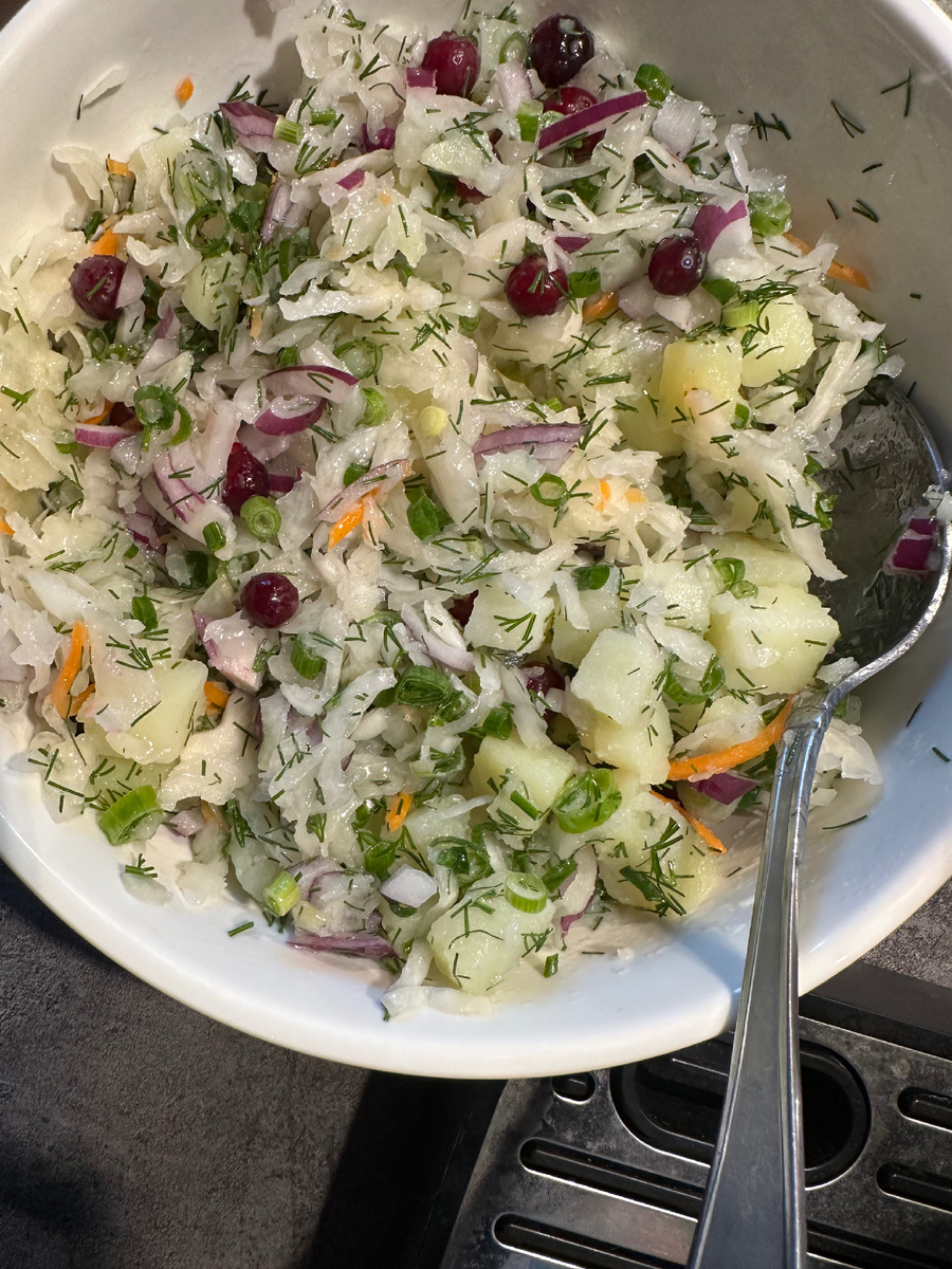 Салат из квашеной капусты, картофеля и клюквы: кулинарное наследие