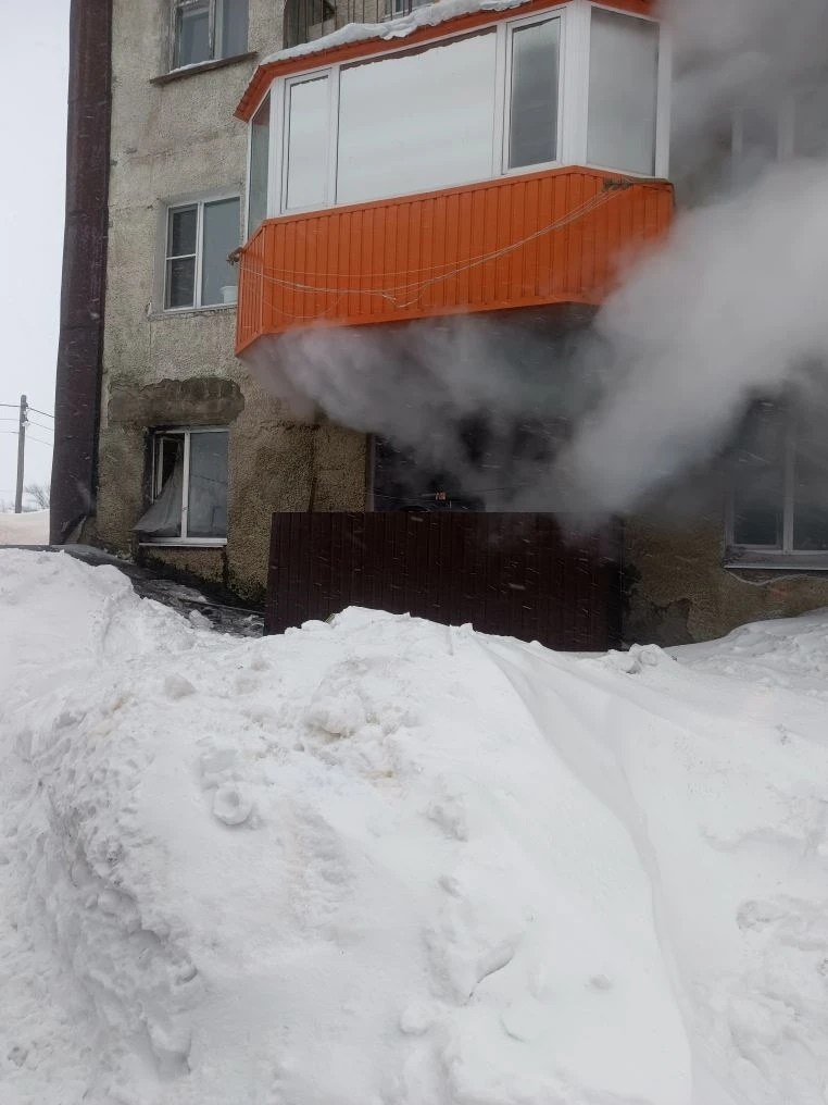 Начальник пожарного поста вынес пенсионерку из огня