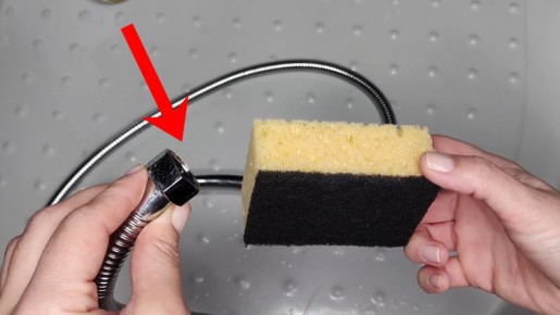 Неожиданные преимущества губки в душе: как просто очистить сантехнику