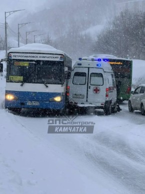 ДТП со «скорой» произошло в краевом центре Камчатки, в автоаварии никто не пострадал