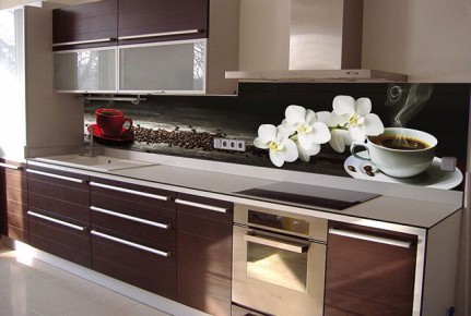 Как установить стеклянный фартук на кухне: практическое руководство