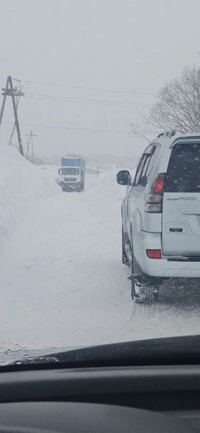 Весь день в транспортной блокаде провели накануне жители посёлка Светлый