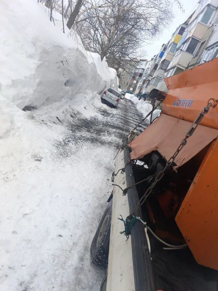 Город день за днем. 27 февраля 2026 года В Петропавловске-Камчатском специализированная техника продолжает мероприятия по расчистке и обработке противогололедными материалами магистральных дорог, внутриквартальных проездов... Город день за днем. 27 февраля 2026 года В Петропавловске-Камчатском специализированная техника продолжает мероприятия по расчистке и обработке противогололедными материалами магистральных дорог, внутриквартальных проездов...