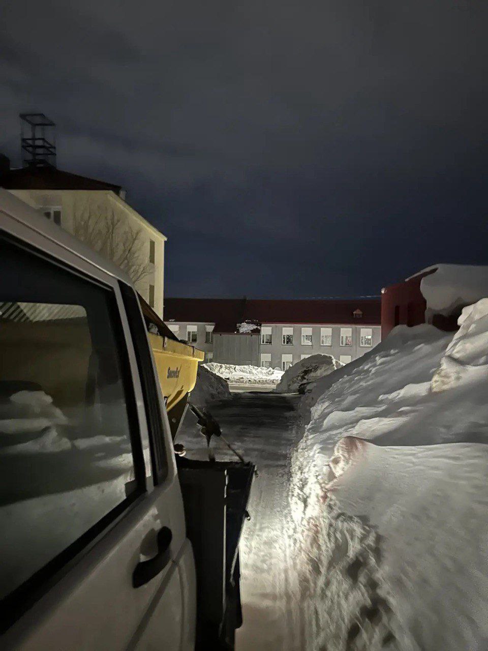 Подрядные организации с помощью специализированной техники продолжают комплекс мероприятий по расширению и обработке противогололедными материалами внутриквартальных и придомовых проездов Подрядные организации с помощью специализированной техники продолжают комплекс мероприятий по расширению и обработке противогололедными материалами внутриквартальных и придомовых проездов