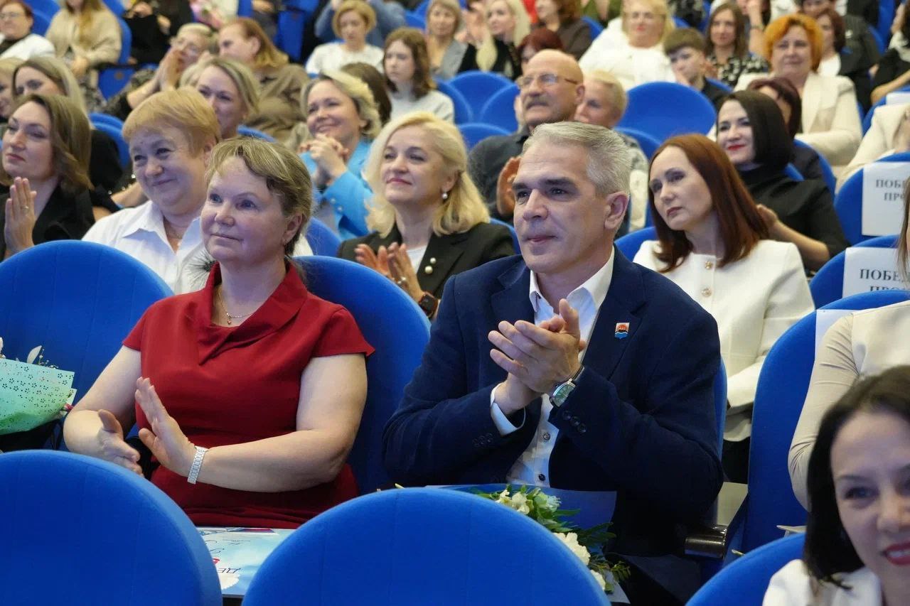 Имена пяти абсолютных победителей конкурса «Год учителя закончился, век учителя настал!» огласила председатель жюри, Почетный работник общего образования РФ Ирина Унтилова Имена пяти абсолютных победителей конкурса «Год учителя закончился, век учителя настал!» огласила председатель жюри, Почетный работник общего образования РФ Ирина Унтилова