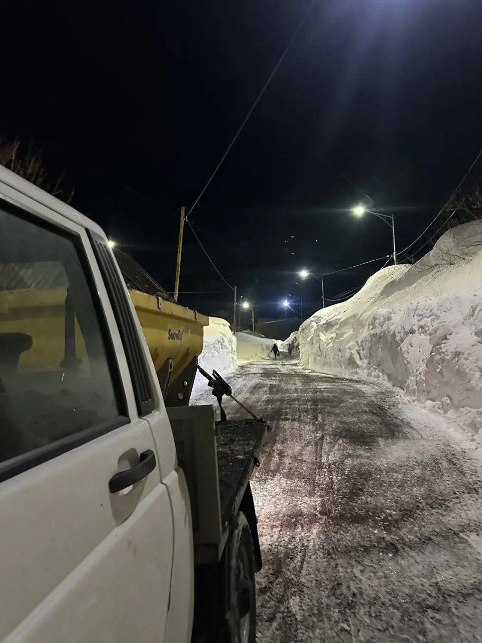 Подрядные организации с помощью специализированной техники продолжают комплекс мероприятий по расширению и обработке противогололедными материалами внутриквартальных и придомовых проездов Подрядные организации с помощью специализированной техники продолжают комплекс мероприятий по расширению и обработке противогололедными материалами внутриквартальных и придомовых проездов