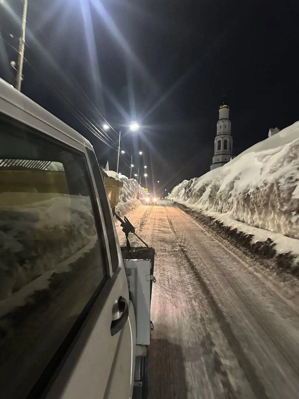 Подрядные организации с помощью специализированной техники продолжают комплекс мероприятий по расширению и обработке противогололедными материалами внутриквартальных и придомовых проездов Подрядные организации с помощью специализированной техники продолжают комплекс мероприятий по расширению и обработке противогололедными материалами внутриквартальных и придомовых проездов