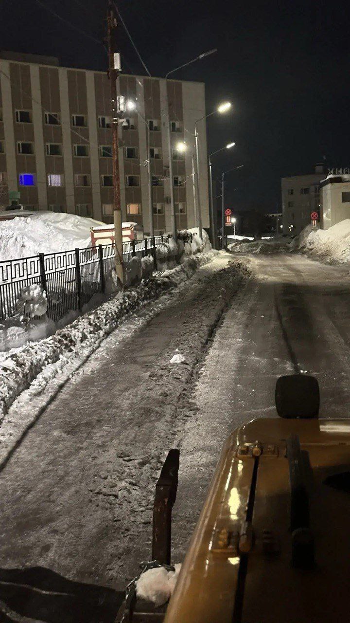 Подрядные организации с помощью специализированной техники продолжают комплекс мероприятий по расширению и обработке противогололедными материалами внутриквартальных и придомовых проездов Подрядные организации с помощью специализированной техники продолжают комплекс мероприятий по расширению и обработке противогололедными материалами внутриквартальных и придомовых проездов