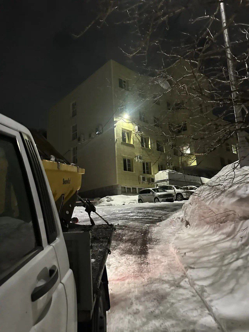 Подрядные организации с помощью специализированной техники продолжают комплекс мероприятий по расширению и обработке противогололедными материалами внутриквартальных и придомовых проездов Подрядные организации с помощью специализированной техники продолжают комплекс мероприятий по расширению и обработке противогололедными материалами внутриквартальных и придомовых проездов