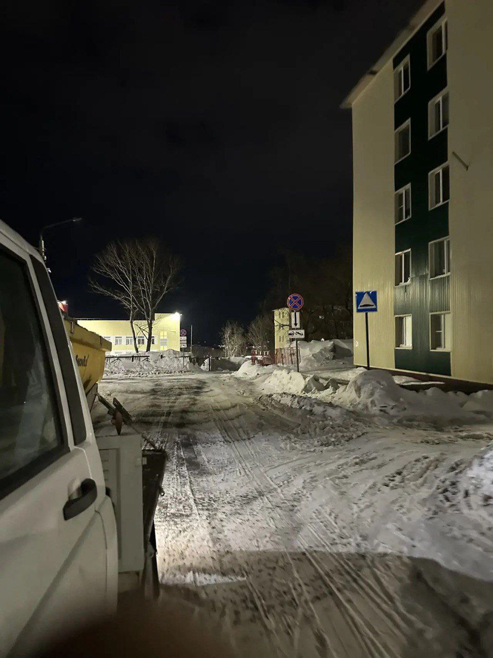Подрядные организации с помощью специализированной техники продолжают комплекс мероприятий по расширению и обработке противогололедными материалами внутриквартальных и придомовых проездов Подрядные организации с помощью специализированной техники продолжают комплекс мероприятий по расширению и обработке противогололедными материалами внутриквартальных и придомовых проездов