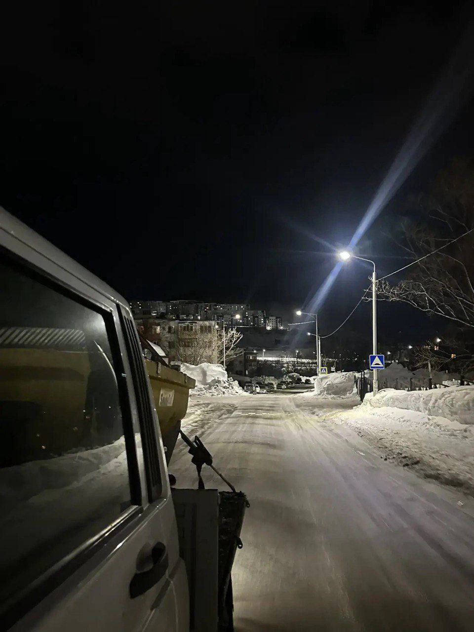 Подрядные организации с помощью специализированной техники продолжают комплекс мероприятий по расширению и обработке противогололедными материалами внутриквартальных и придомовых проездов Подрядные организации с помощью специализированной техники продолжают комплекс мероприятий по расширению и обработке противогололедными материалами внутриквартальных и придомовых проездов