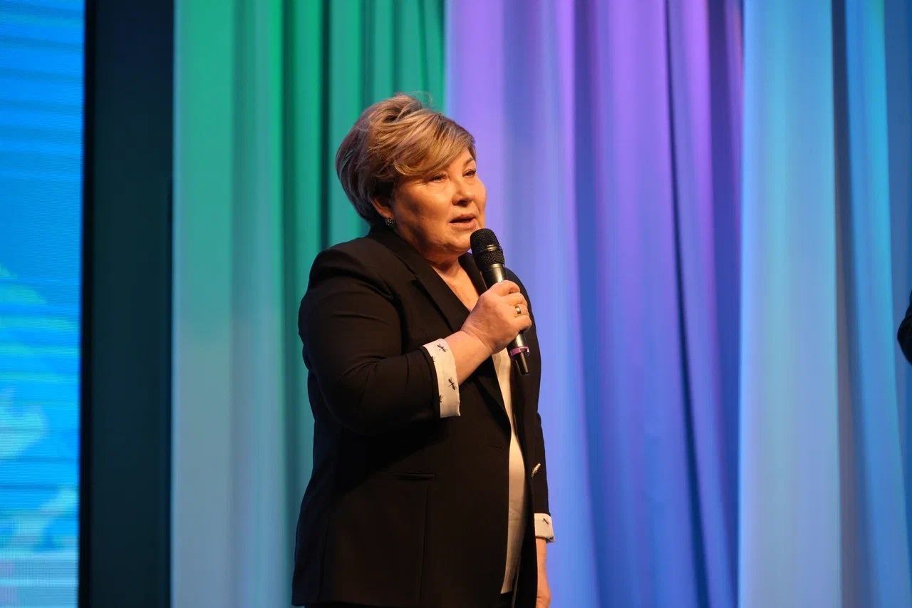 Имена пяти абсолютных победителей конкурса «Год учителя закончился, век учителя настал!» огласила председатель жюри, Почетный работник общего образования РФ Ирина Унтилова