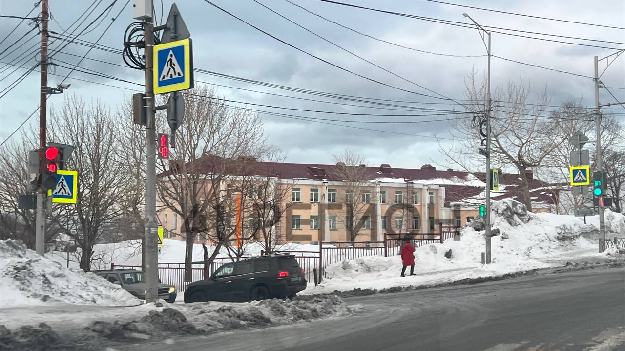 Массовая проверка школы краевой столицы правоохранителями проходит прямо сейчас