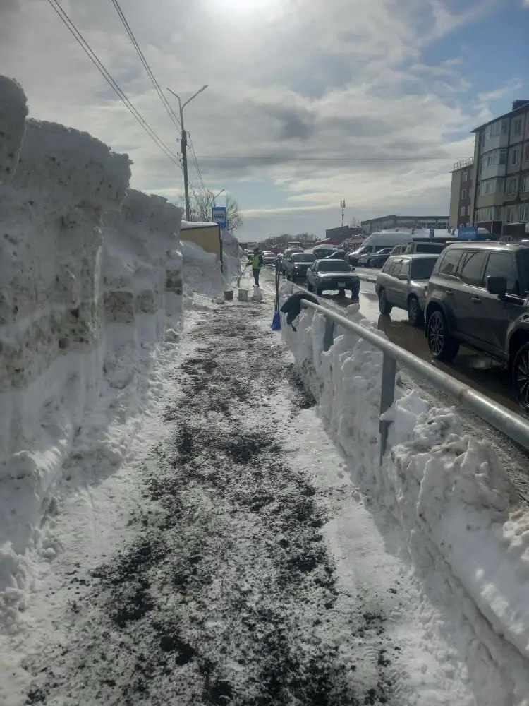Город день за днем. 27 февраля 2026 года В Петропавловске-Камчатском специализированная техника продолжает мероприятия по расчистке и обработке противогололедными материалами магистральных дорог, внутриквартальных проездов... Город день за днем. 27 февраля 2026 года В Петропавловске-Камчатском специализированная техника продолжает мероприятия по расчистке и обработке противогололедными материалами магистральных дорог, внутриквартальных проездов...