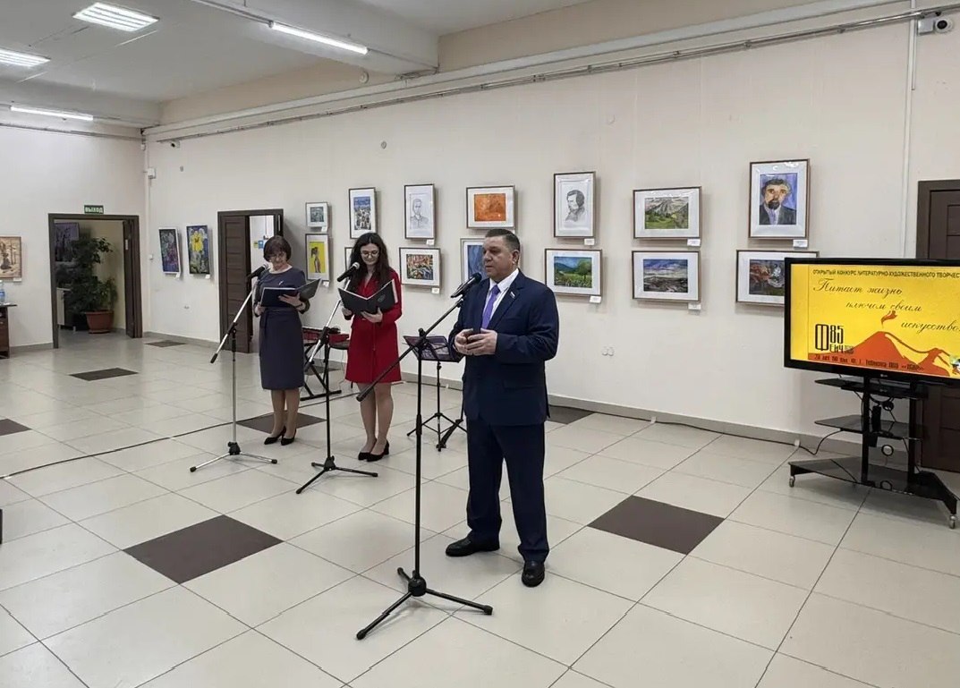 Председатель Гордумы Андрей Лиманов наградил юных талантов на закрытии конкурса «Питает жизнь ключом своим искусство…»