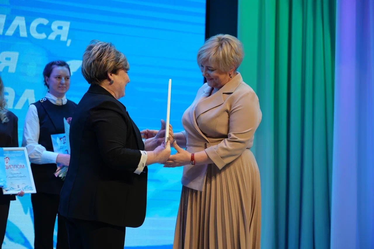 Имена пяти абсолютных победителей конкурса «Год учителя закончился, век учителя настал!» огласила председатель жюри, Почетный работник общего образования РФ Ирина Унтилова Имена пяти абсолютных победителей конкурса «Год учителя закончился, век учителя настал!» огласила председатель жюри, Почетный работник общего образования РФ Ирина Унтилова