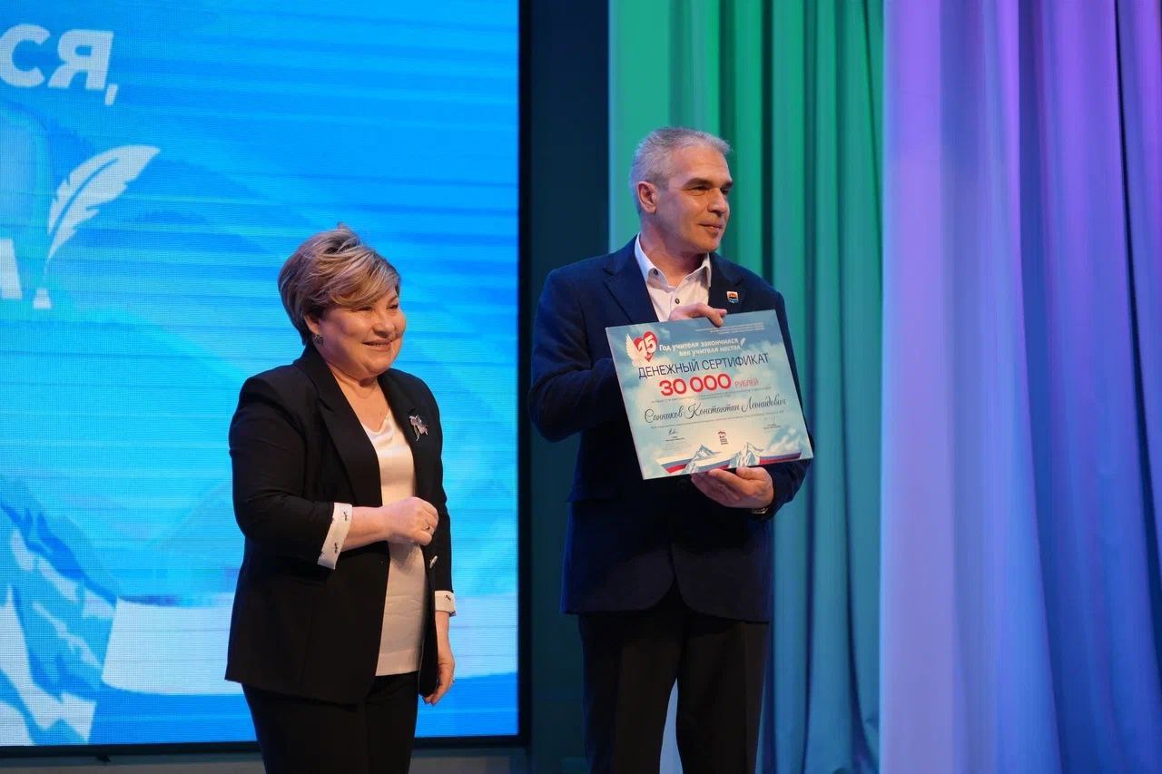 Имена пяти абсолютных победителей конкурса «Год учителя закончился, век учителя настал!» огласила председатель жюри, Почетный работник общего образования РФ Ирина Унтилова Имена пяти абсолютных победителей конкурса «Год учителя закончился, век учителя настал!» огласила председатель жюри, Почетный работник общего образования РФ Ирина Унтилова