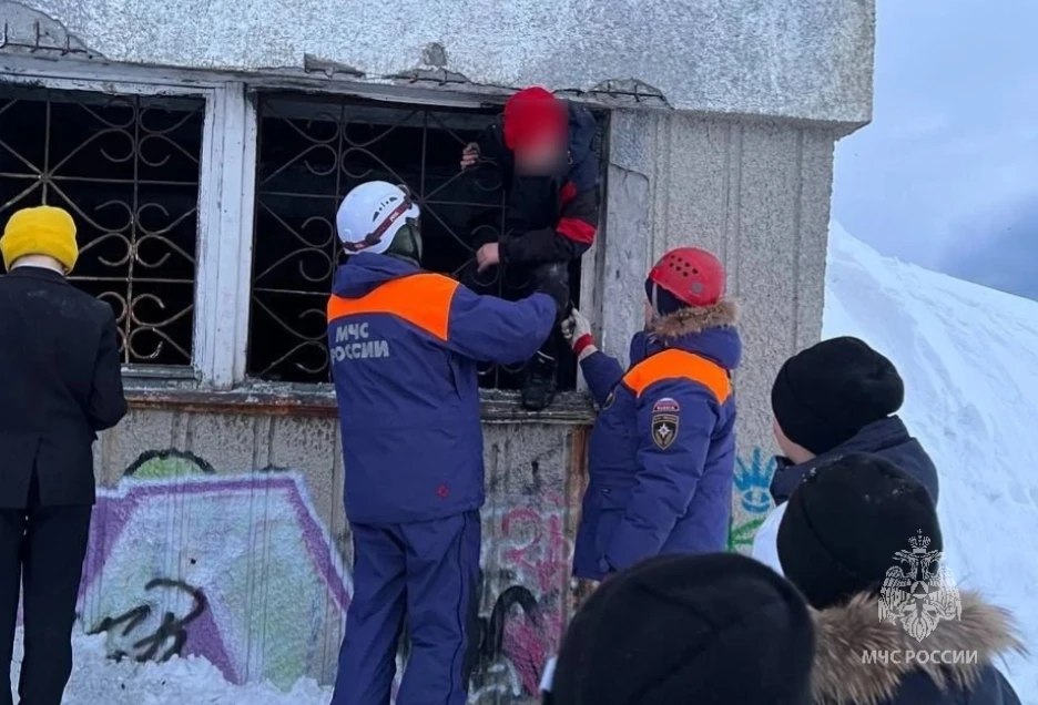 В Петропавловске подростка вызволяли из заброшенного здания В Петропавловске подростка вызволяли из заброшенного здания