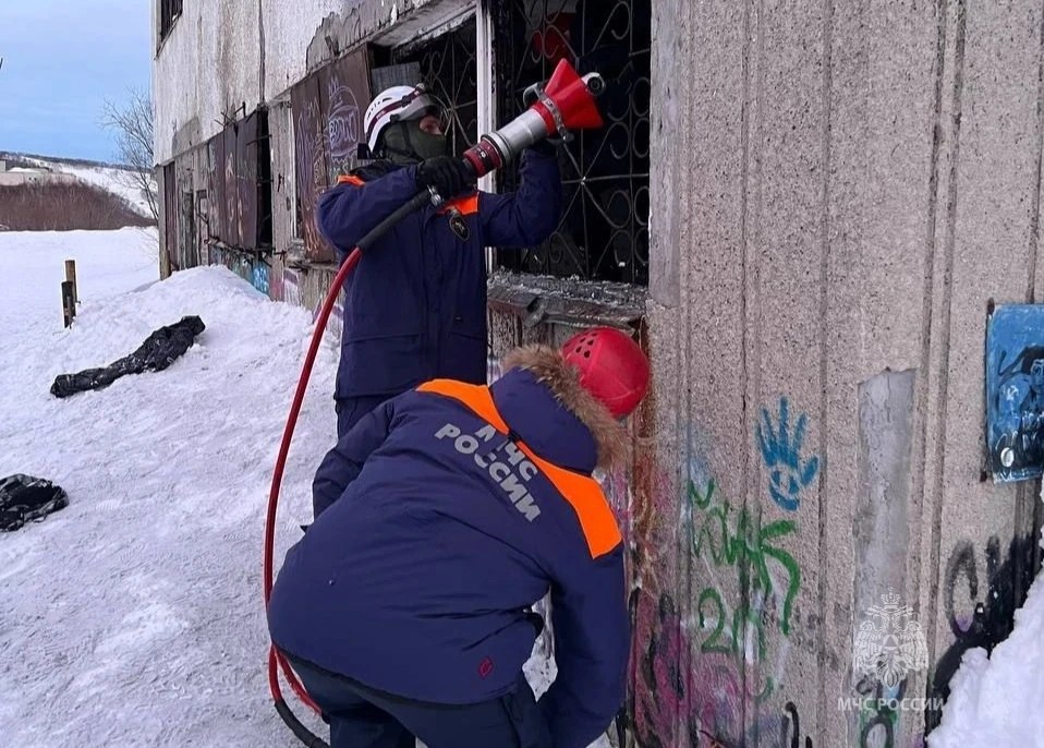 В Петропавловске подростка вызволяли из заброшенного здания В Петропавловске подростка вызволяли из заброшенного здания