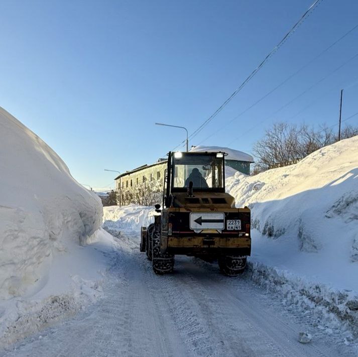 Город день за днем. 28 февраля 2026 года Подрядные организации с помощью специализированной техники продолжают работы по обработке противогололедными материалами внутриквартальных и придомовых проездов Город день за днем. 28 февраля 2026 года Подрядные организации с помощью специализированной техники продолжают работы по обработке противогололедными материалами внутриквартальных и придомовых проездов