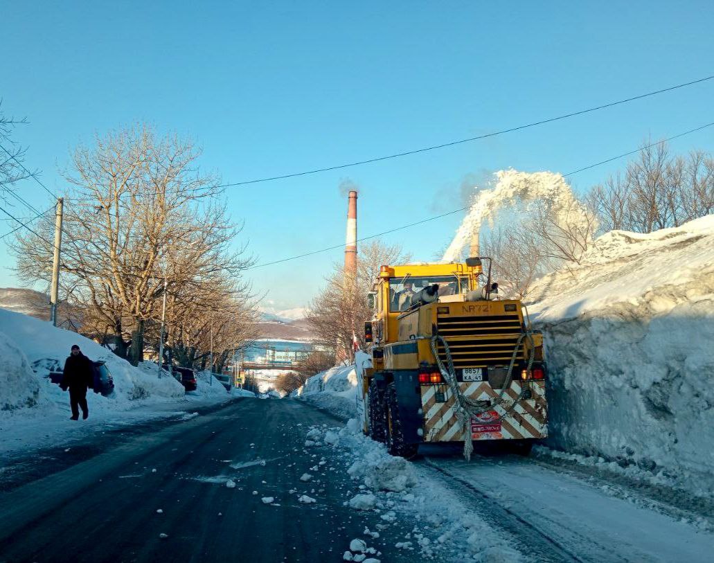 Город день за днем. 28 февраля 2026 года Подрядные организации с помощью специализированной техники продолжают работы по обработке противогололедными материалами внутриквартальных и придомовых проездов Город день за днем. 28 февраля 2026 года Подрядные организации с помощью специализированной техники продолжают работы по обработке противогололедными материалами внутриквартальных и придомовых проездов