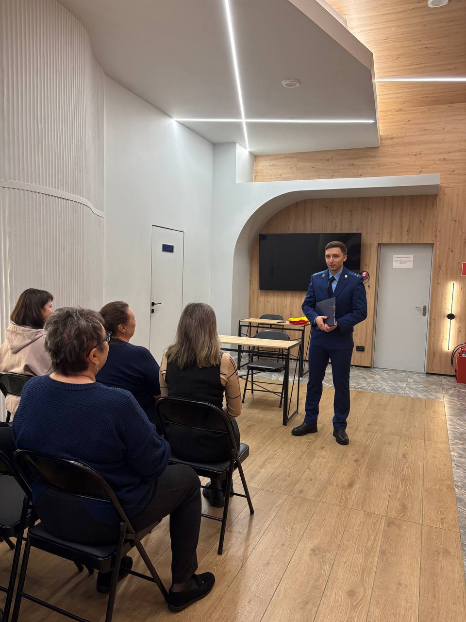 Прокурор отдела по надзору за исполнением федерального законодательства прокуратуры края Титов Денис выступил перед коллективом АО «Южные электрические сети Камчатки» Прокурор отдела по надзору за исполнением федерального законодательства прокуратуры края Титов Денис выступил перед коллективом АО «Южные электрические сети Камчатки»