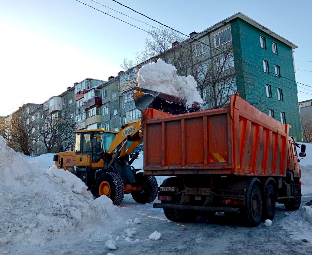 Город день за днем. 28 февраля 2026 года Подрядные организации с помощью специализированной техники продолжают работы по обработке противогололедными материалами внутриквартальных и придомовых проездов Город день за днем. 28 февраля 2026 года Подрядные организации с помощью специализированной техники продолжают работы по обработке противогололедными материалами внутриквартальных и придомовых проездов