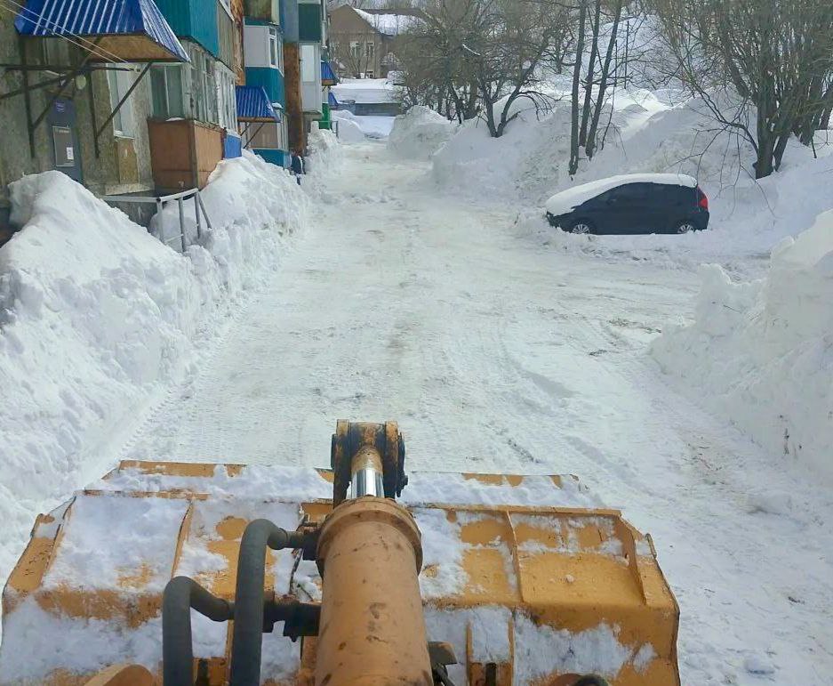 Город день за днем. 28 февраля 2026 года Подрядные организации с помощью специализированной техники продолжают работы по обработке противогололедными материалами внутриквартальных и придомовых проездов Город день за днем. 28 февраля 2026 года Подрядные организации с помощью специализированной техники продолжают работы по обработке противогололедными материалами внутриквартальных и придомовых проездов