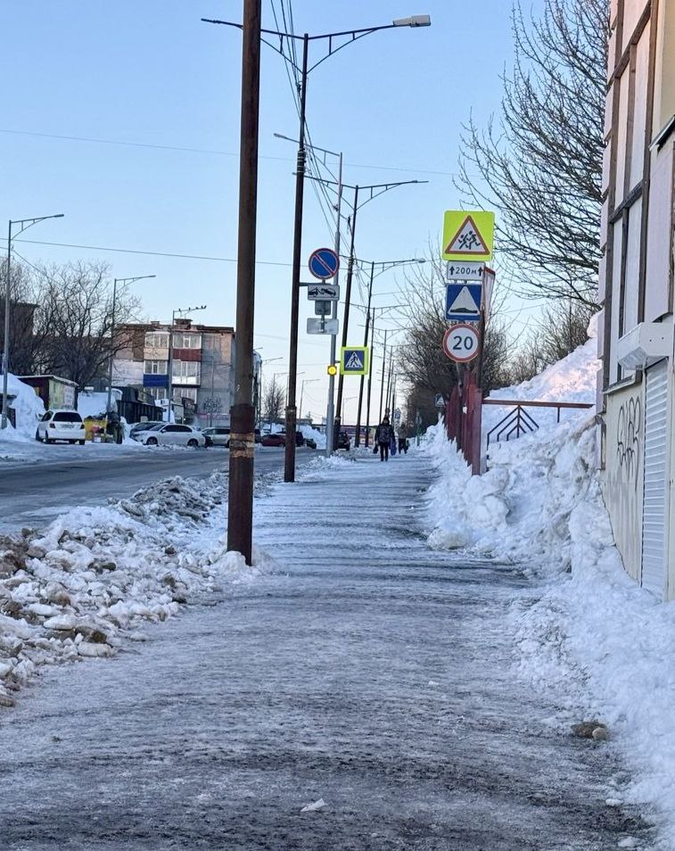 Город день за днем. 28 февраля 2026 года Подрядные организации с помощью специализированной техники продолжают работы по обработке противогололедными материалами внутриквартальных и придомовых проездов Город день за днем. 28 февраля 2026 года Подрядные организации с помощью специализированной техники продолжают работы по обработке противогололедными материалами внутриквартальных и придомовых проездов