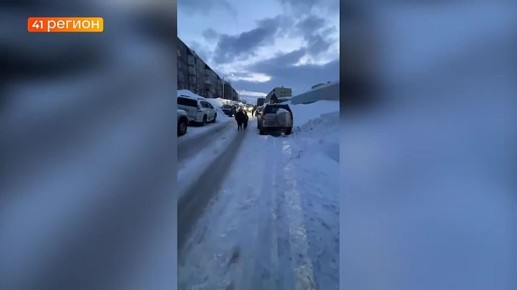 Дети вынуждены идти в школу по проезжей части на Савченко в Петропавловске•Без комментариев