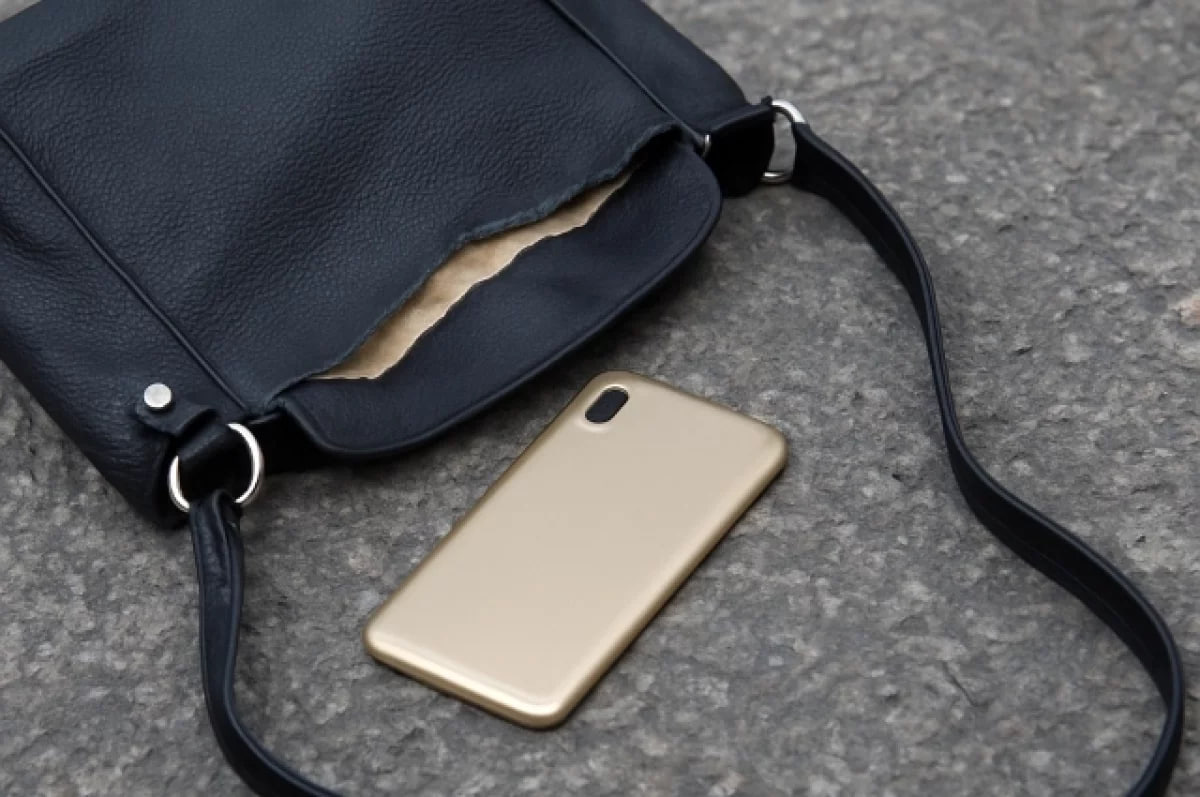 17-летняя школьница похитила два iPhone из бара