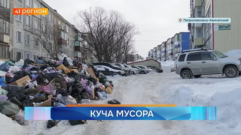 Тем временем, мусорная куча на территории продолжает разрастаться с каждым днём