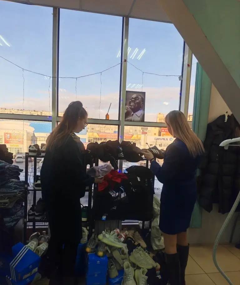 Продажу контрафактной одежды известного бренда пресекли на Камчатке