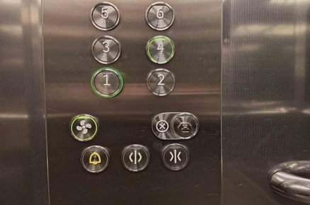 Двухлетний мальчик застрял в лифте в Петропавловске-Камчатском