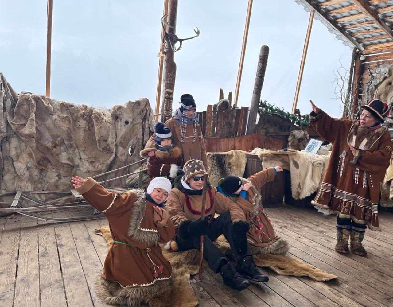 Сотрудники регионального следственного управления организовали праздничную поездку в этно-деревню для воспитанников подшефного детского дома