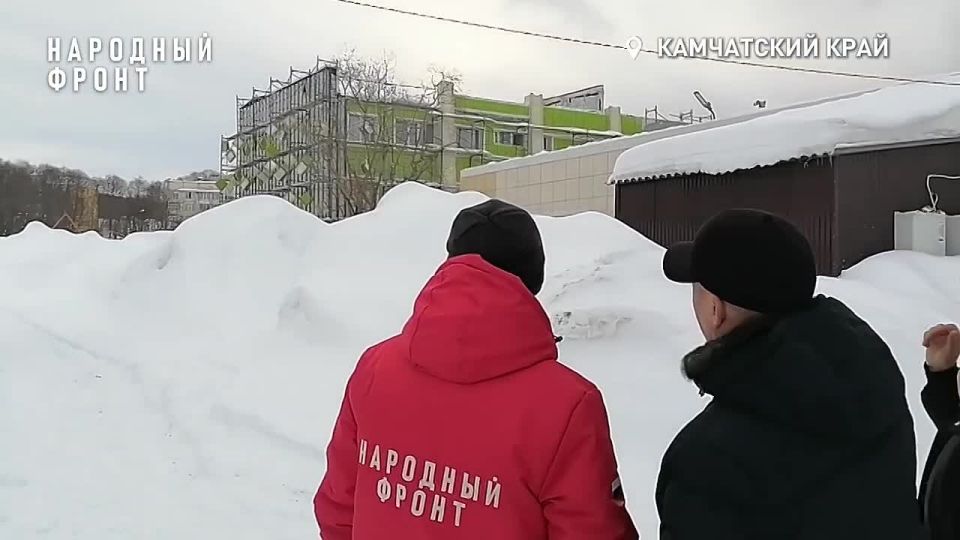Народный фронт проверил ход ремонта школы в Пионерском