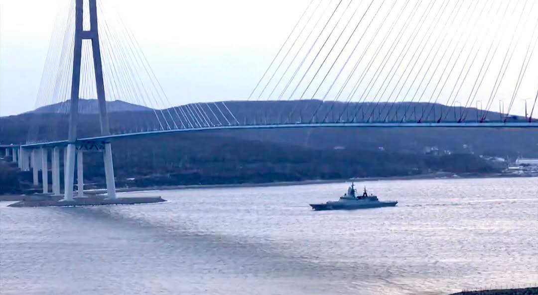 Корвет "Громкий" и большая подводная лодка Б-274 "Петропавловск-Камчатский" покидают Владивосток, 3 марта 2026 года Корвет "Громкий" и большая подводная лодка Б-274 "Петропавловск-Камчатский" покидают Владивосток, 3 марта 2026 года