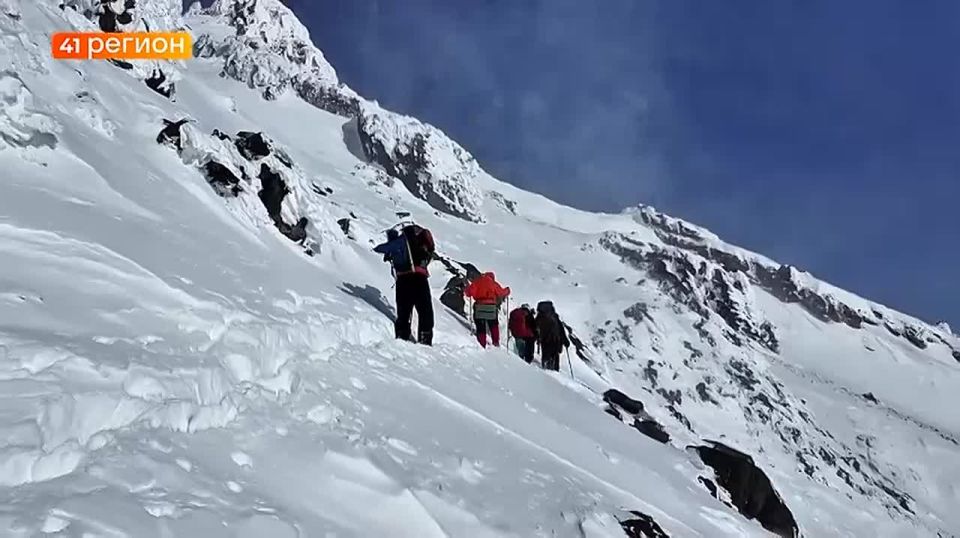 Туристы делятся эффектными кадрами с подъёма на вулкан Жупановский•Без комментариев