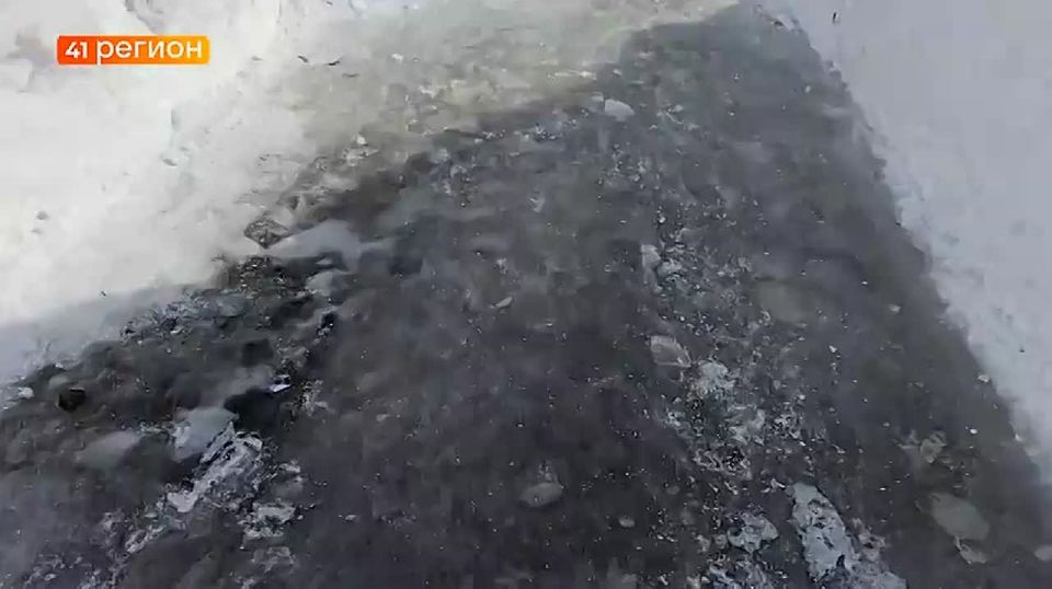 По голому льду до школы № 26 вынуждены идти жители столицы Камчатки•Без комментариев