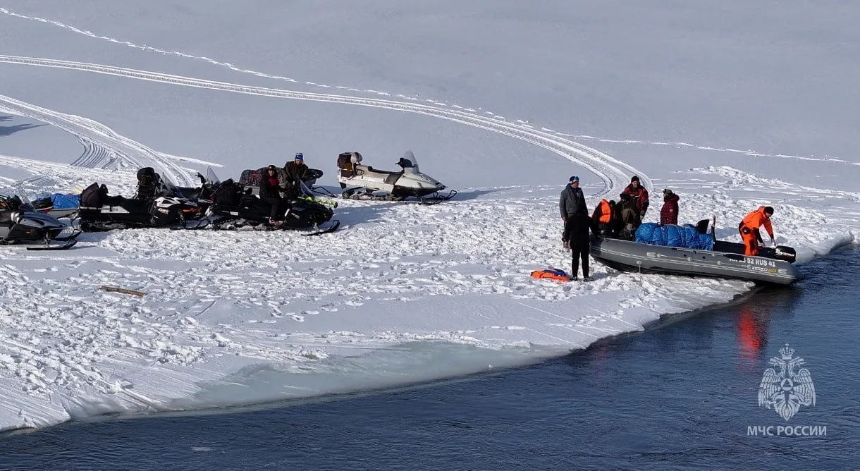 Спасатели помогли 18 снегоходчикам Спасатели помогли 18 снегоходчикам