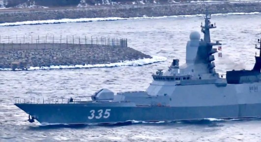 Корвет "Громкий" и большая подводная лодка Б-274 "Петропавловск-Камчатский" покидают Владивосток, 3 марта 2026 года