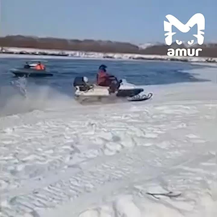 Рыбаки на снегоходах устроили водное ралли на Камчатке