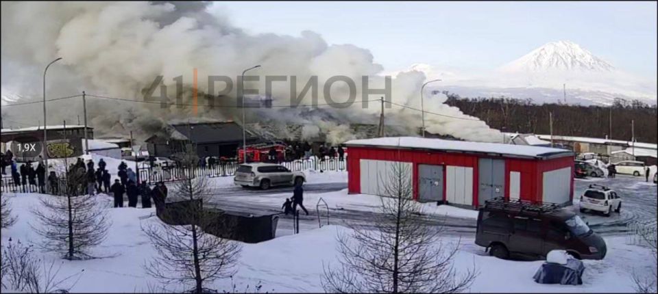 Автомойка горит в городе Елизово