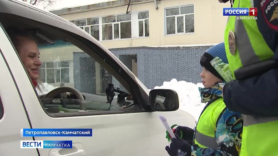 В преддверии женского праздника, ранним утром, когда родители отводили малышей в детский сад, заботливых мам ждал неожиданный сюрприз