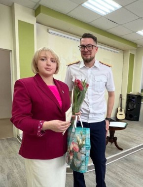 Офицер краевого ведомства СК России поздравил коллектив подшефного детского учреждения с наступившим праздником