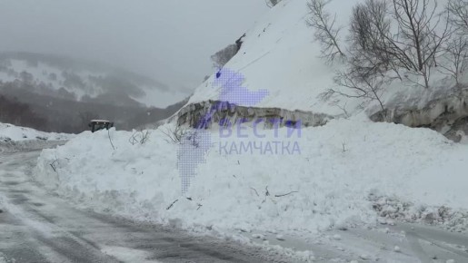 В городе и районах края объявлена лавинная опасность, в настоящий момент перекрыт проезд по улице Высотная, там на проезжую часть сошла лавина